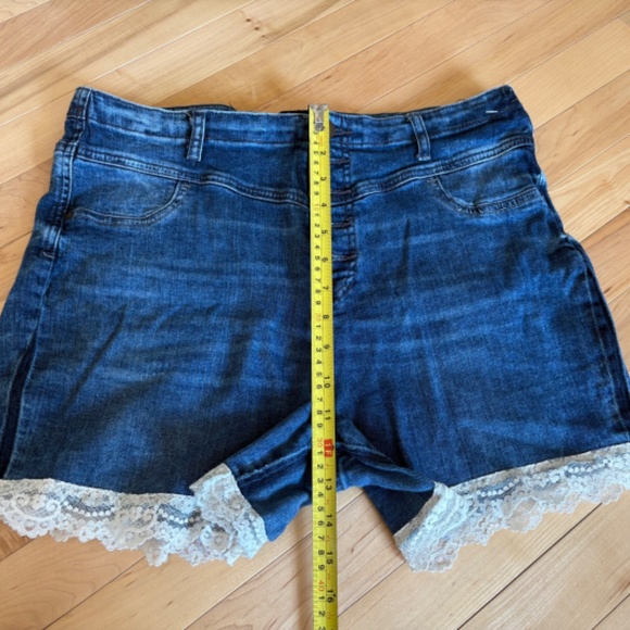 Refuge Denim Jean Shorts with Lace Detail Size 16 - Picture 7 of 9